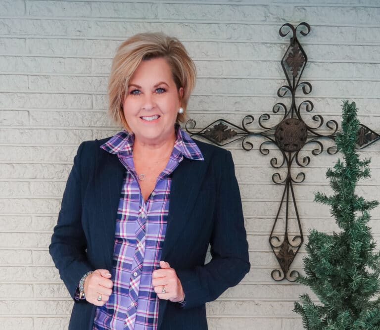 HOW TO WEAR A PINSTRIPE BLAZER FOR A SOPHISTICATED LOOK