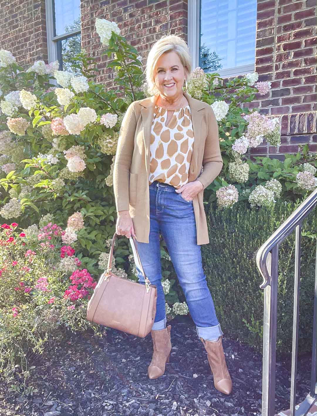 Over 40 fashion blogger, Tania Stephens is wearing a budget friendly outfit from Kohl's and looks fabulous