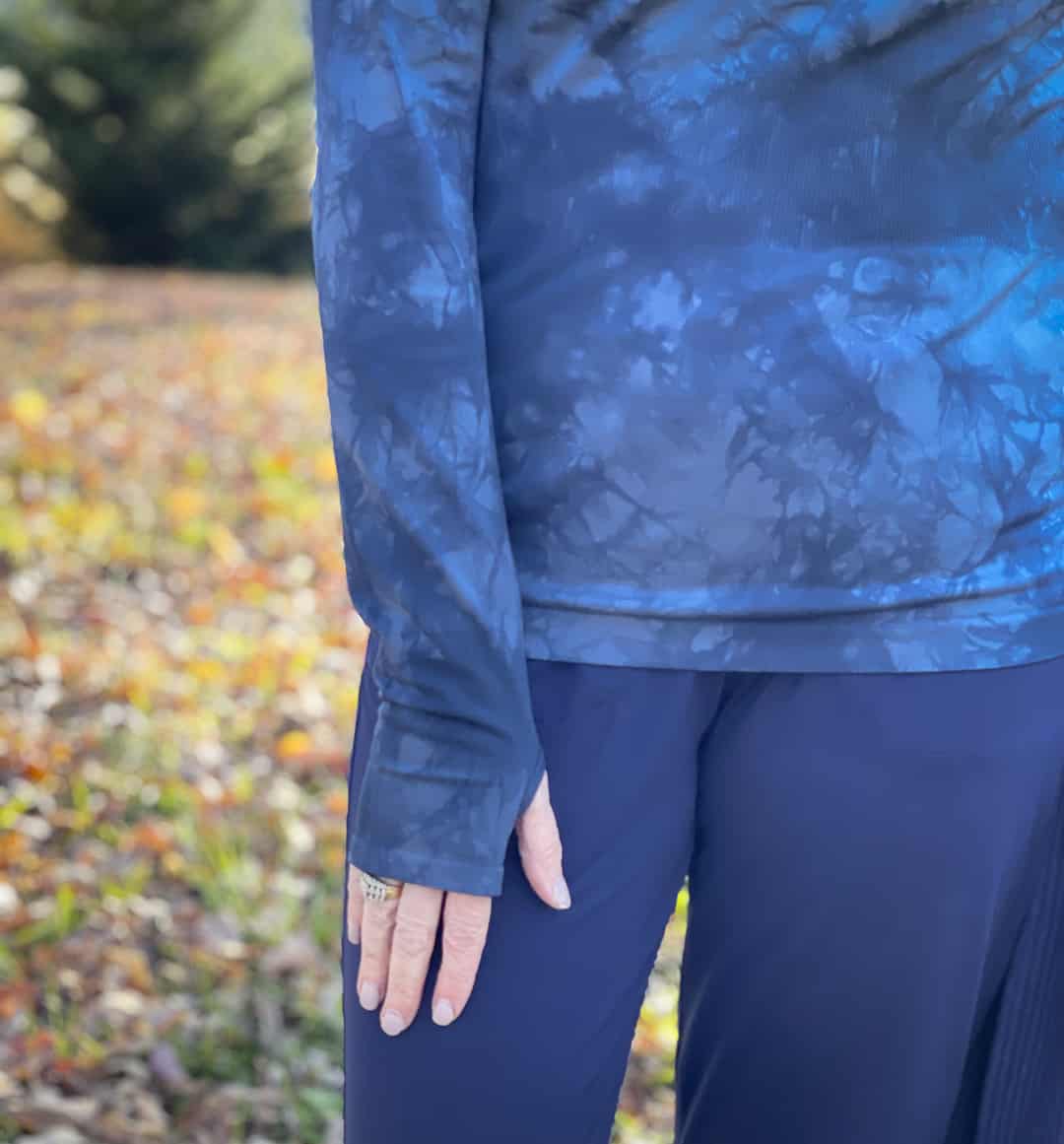 Over 40 Fashion Blogger, Tania Stephens is showing the thumb slot in her Zella activewear 