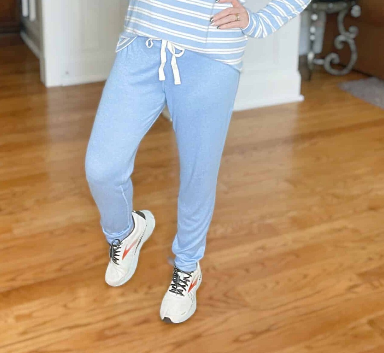 Over 40 Fashion Blogger, Tania Stephens is cozy in blue jogger pants from Loft