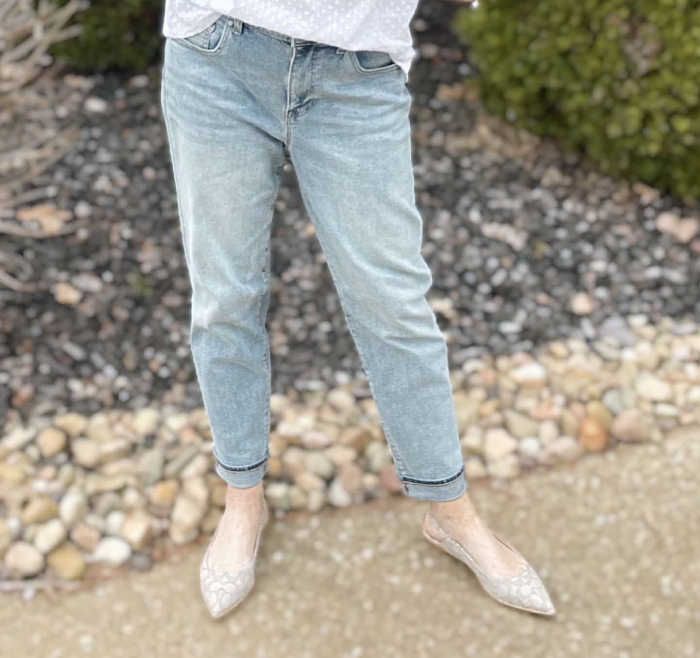 Over 40 Fashion Blogger, Tania Stephens is styling light colored jeans
