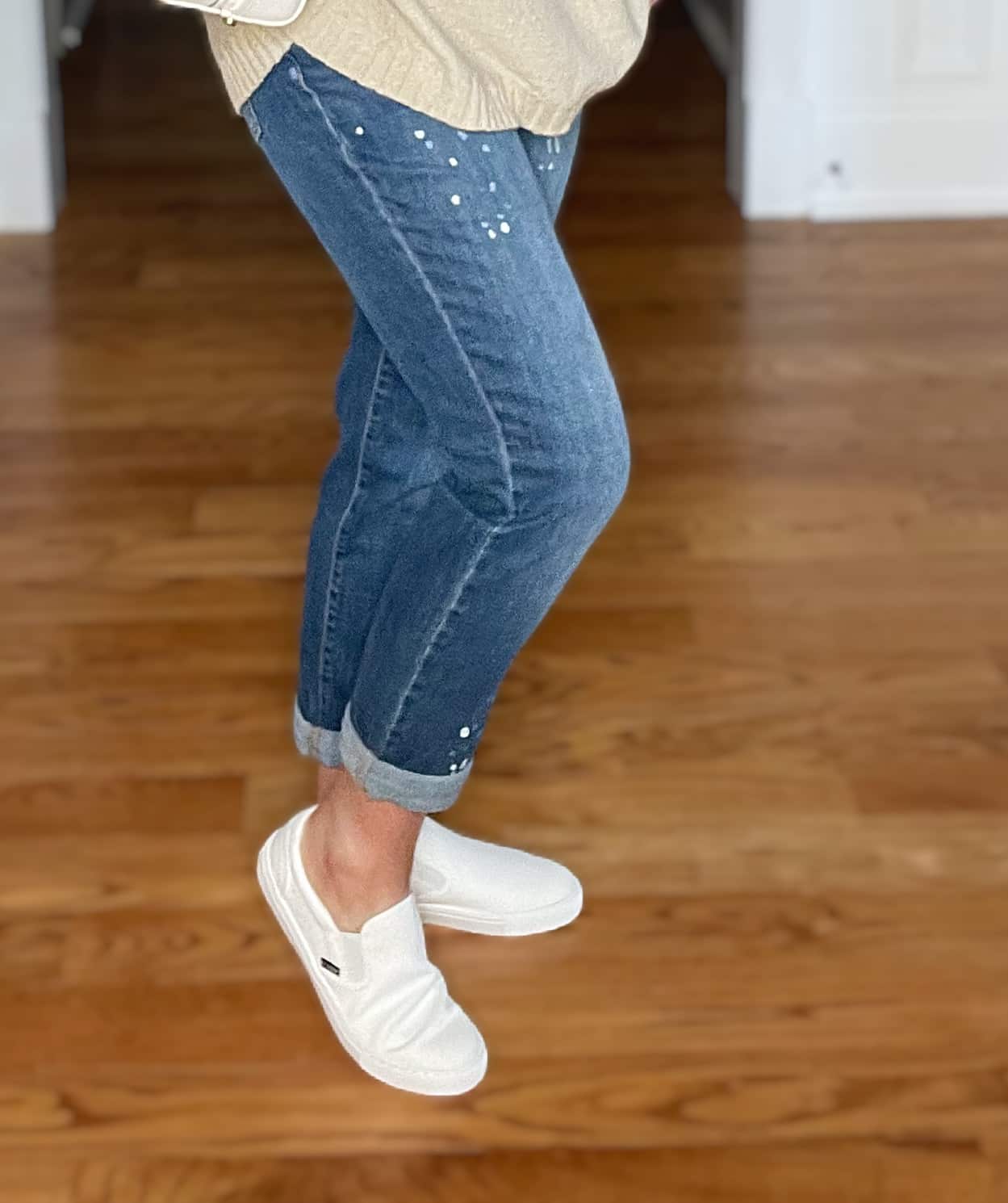 Over 40 Fashion Blogger, Tania Stephens is wearing a beige sweater with paint splattered jeans13