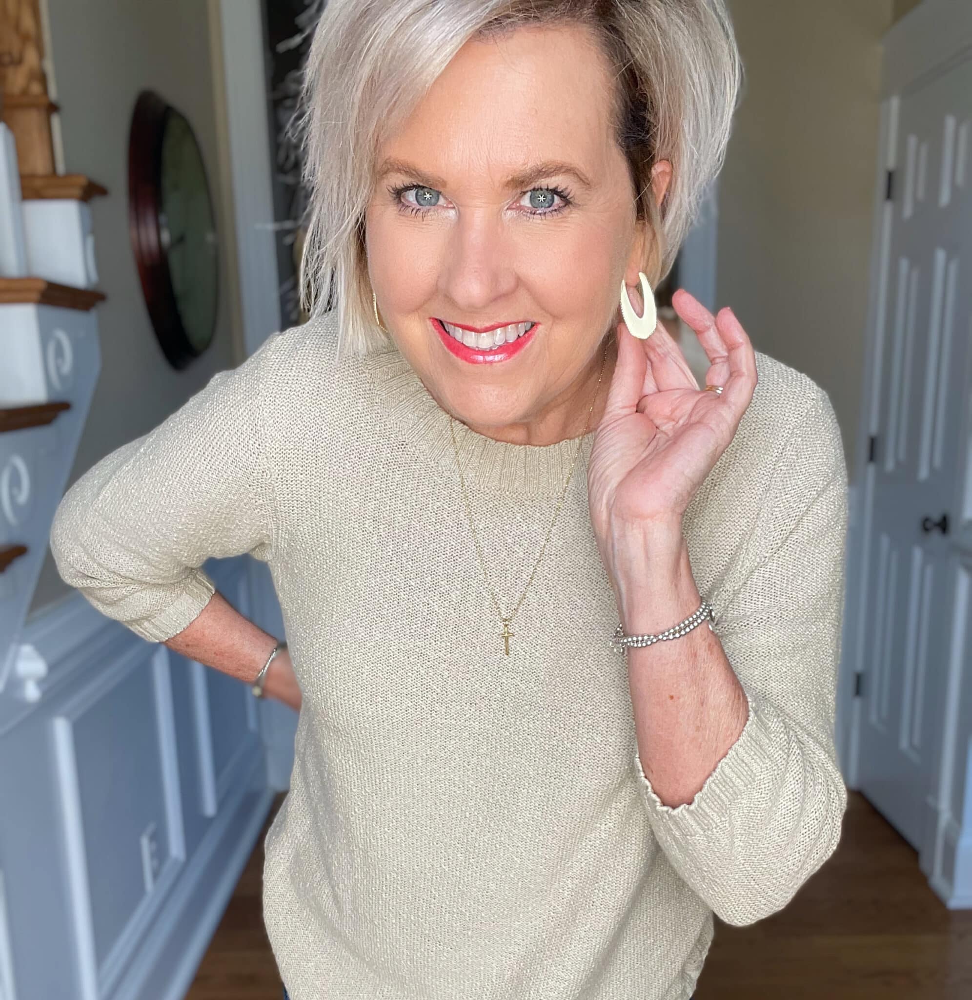 Over 40 Fashion Blogger, Tania Stephens is wearing a beige sweater with paint splattered jeans3