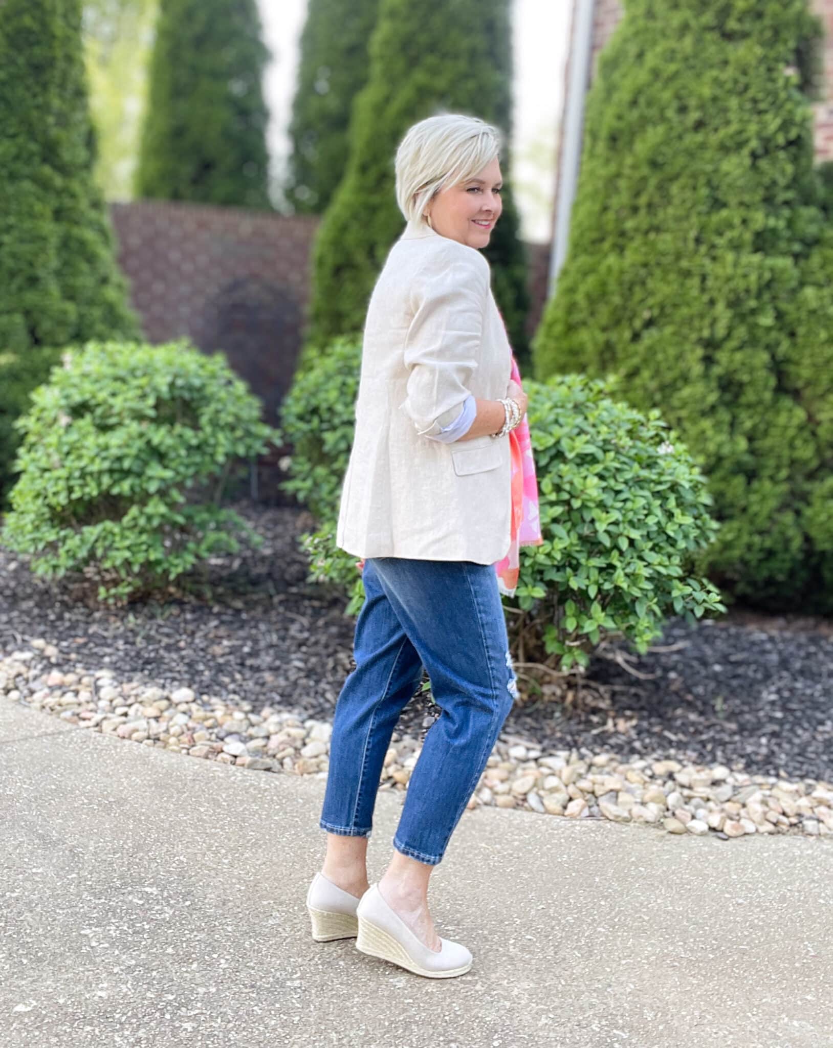 Over 40 Fashion Blogger, Tania Stephens is wearing a pink tee and jeans31