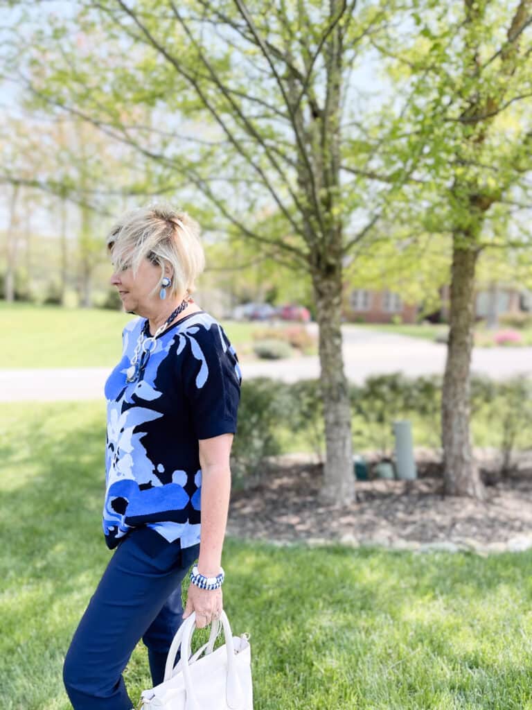 Over 40 Fashion Blogger, Tania Stephens is wearing navy pants with a blue floral sweater513