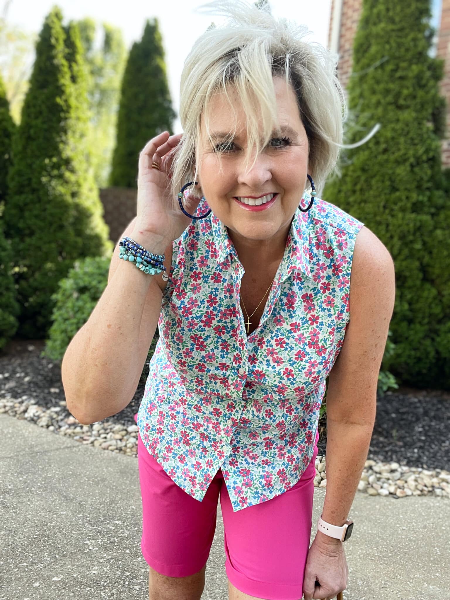 Over 40 Fashion Blogger, Tania Stephens is wearing pink shorts and a floral sleeveless top from J Crew Factory21