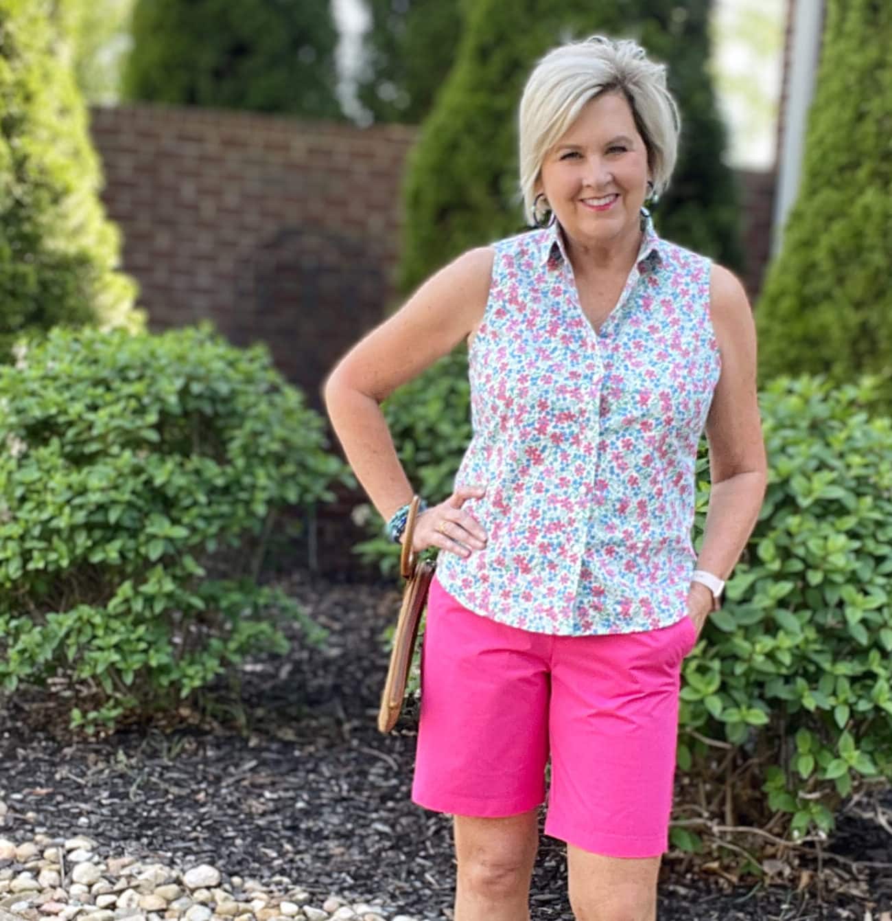Over 40 Fashion Blogger, Tania Stephens is wearing pink shorts and a floral sleeveless top from J Crew Factory32