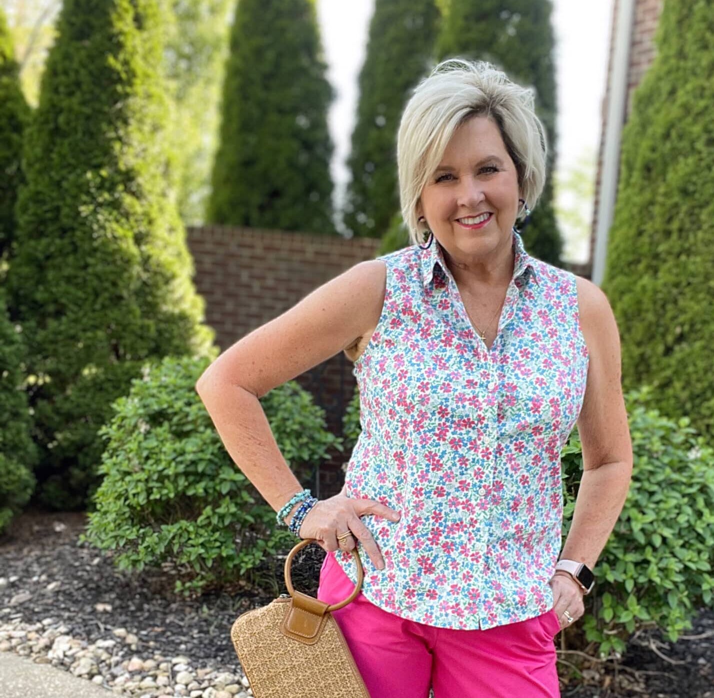 Over 40 Fashion Blogger, Tania Stephens is wearing pink shorts and a floral sleeveless top from J Crew Factory6