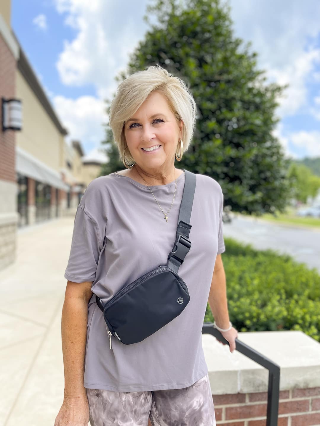 Over 40 Fashion Blogger, Tania Stephens is shopping in her Lululemon leggings and top6