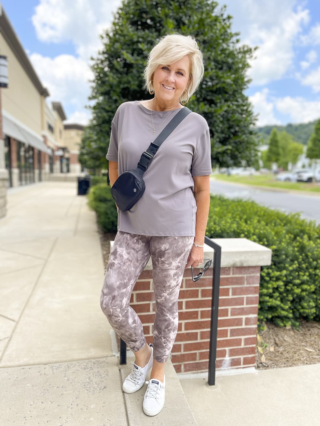 Over 40 Fashion Blogger, Tania Stephens is shopping in her Lululemon leggings and top 7