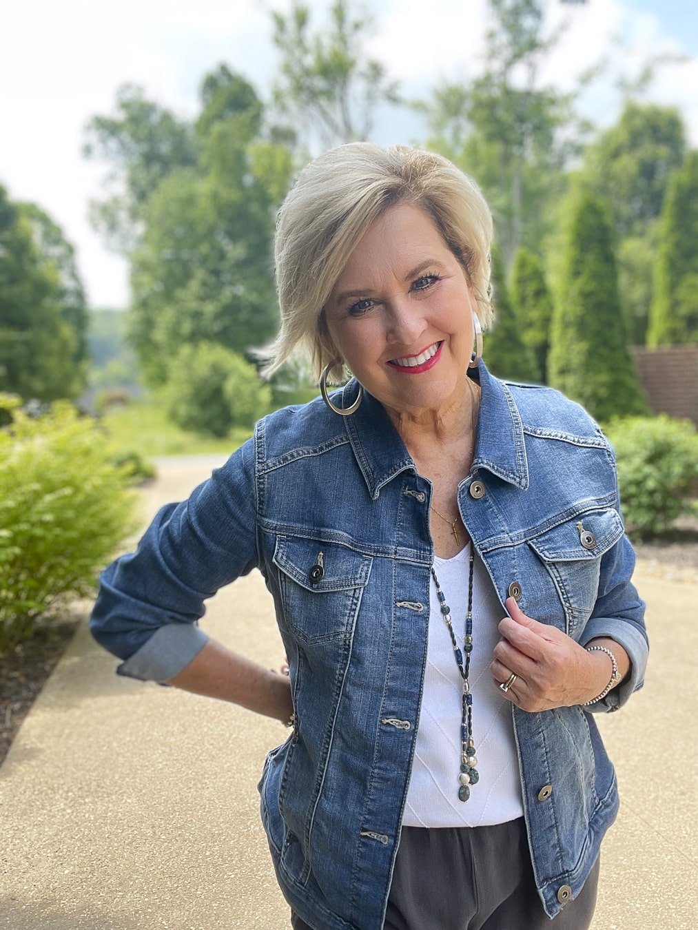 Over 40 Fashion Blogger, Tania Stephens is wearing a casual outfit with a denim jacket5