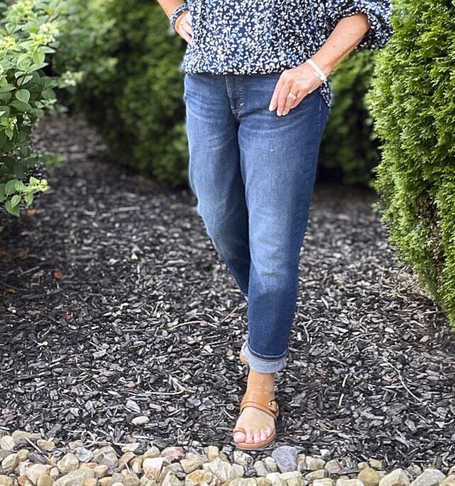 Over 40 Fashion Blogger, Tania Stephens is wearing a blouse by Caslon and a pair of Banana Republic Factory Jeans 9