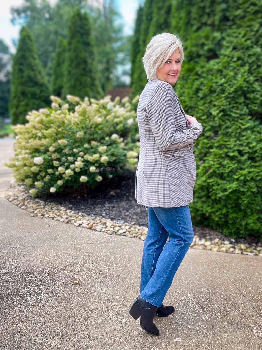 Over 40 Fashion Blogger, Tania Stephens is styling jeans for a western style9
