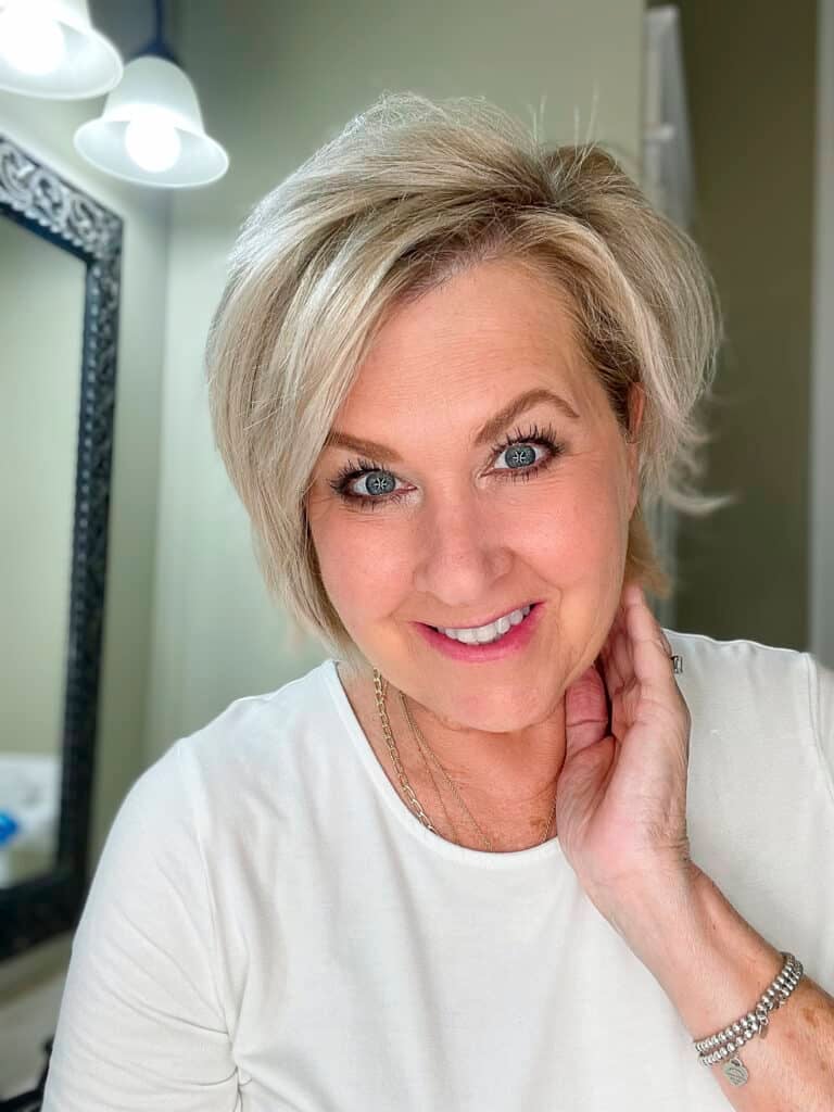 Over 40 Fashion Blogger, Tania Stephens is showing fall makeup and nail trends for 2022-15