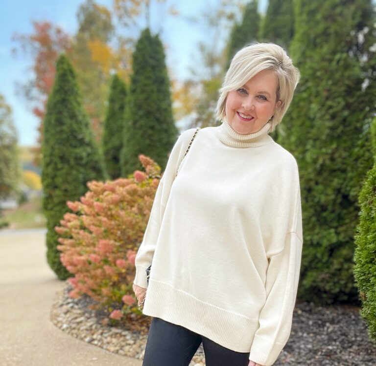 Over 40 Fashion Blogger, Tania Stephens is wearing a super comfortable holiday outfit from Nordstrom14