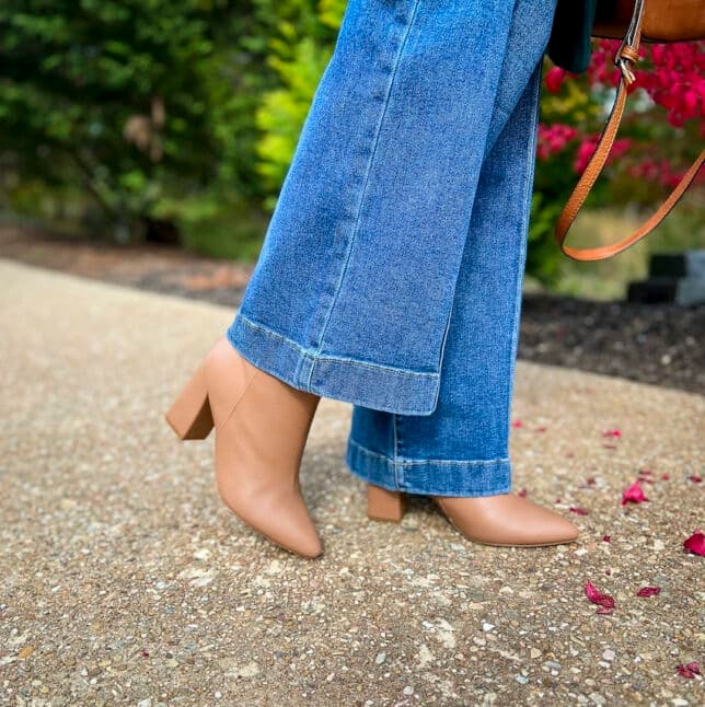 Over 40 Fashion Blogger, Tania Stephens is wearing a fall style with trouser jeans from Kohl's17