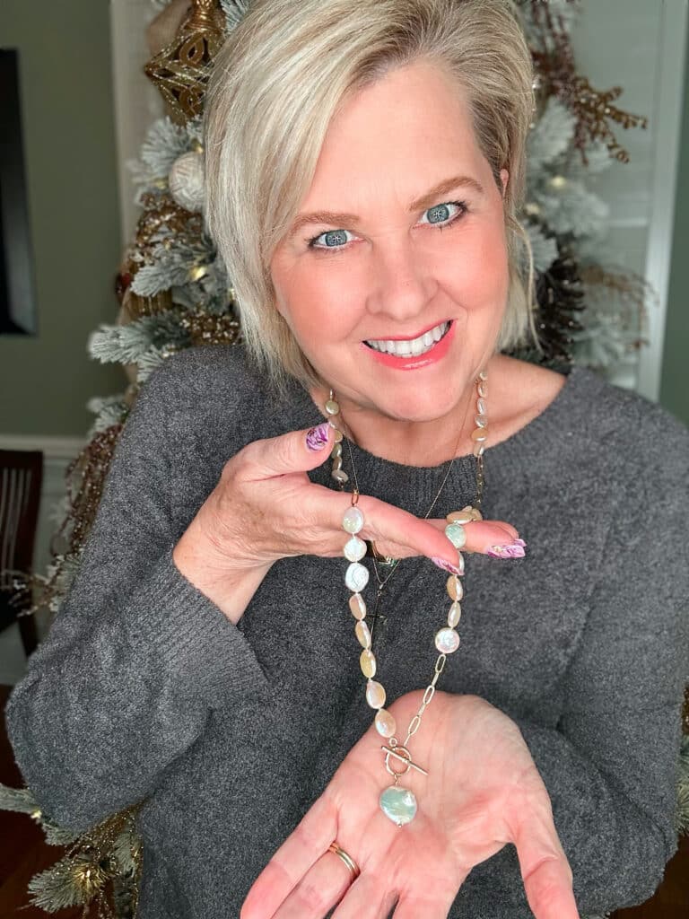 Over 40 Fashion Blogger, Tania Stephens is styling the Tania pearl necklace from the Freshwater Pearl Company4160
