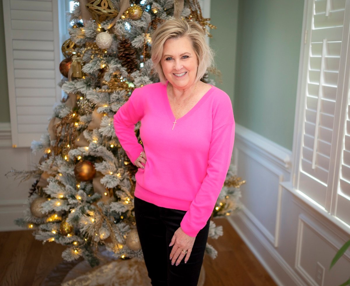 Over 40 Fashion Blogger, Tania Stephens is wearing a pink sweater with black pants5