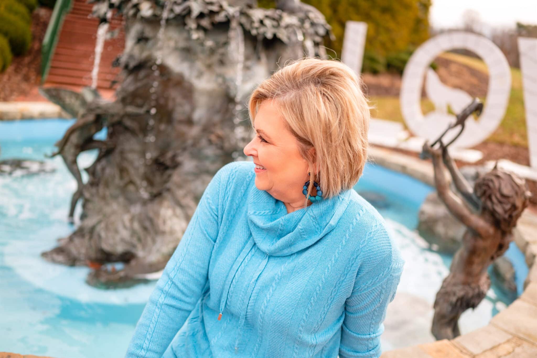 Over 40 Fashion Blogger, Tania Stephens is wearing a turquoise sweater and jogger set from Chico's1