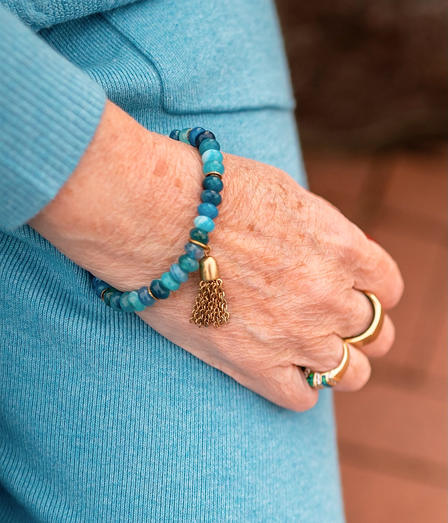Over 40 Fashion Blogger, Tania Stephens is wearing a turquoise sweater and jogger set from Chico's5
