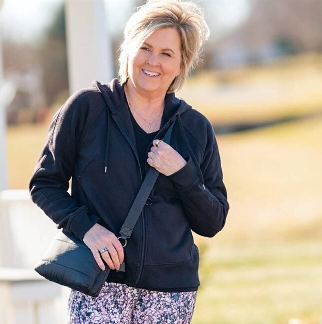 Fashion Blogger, Tania Stephens, is wearing black and white activewear10