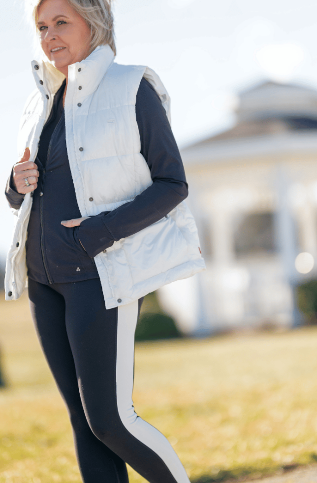 Fashion Blogger, Tania Stephens, is wearing black and white activewear18