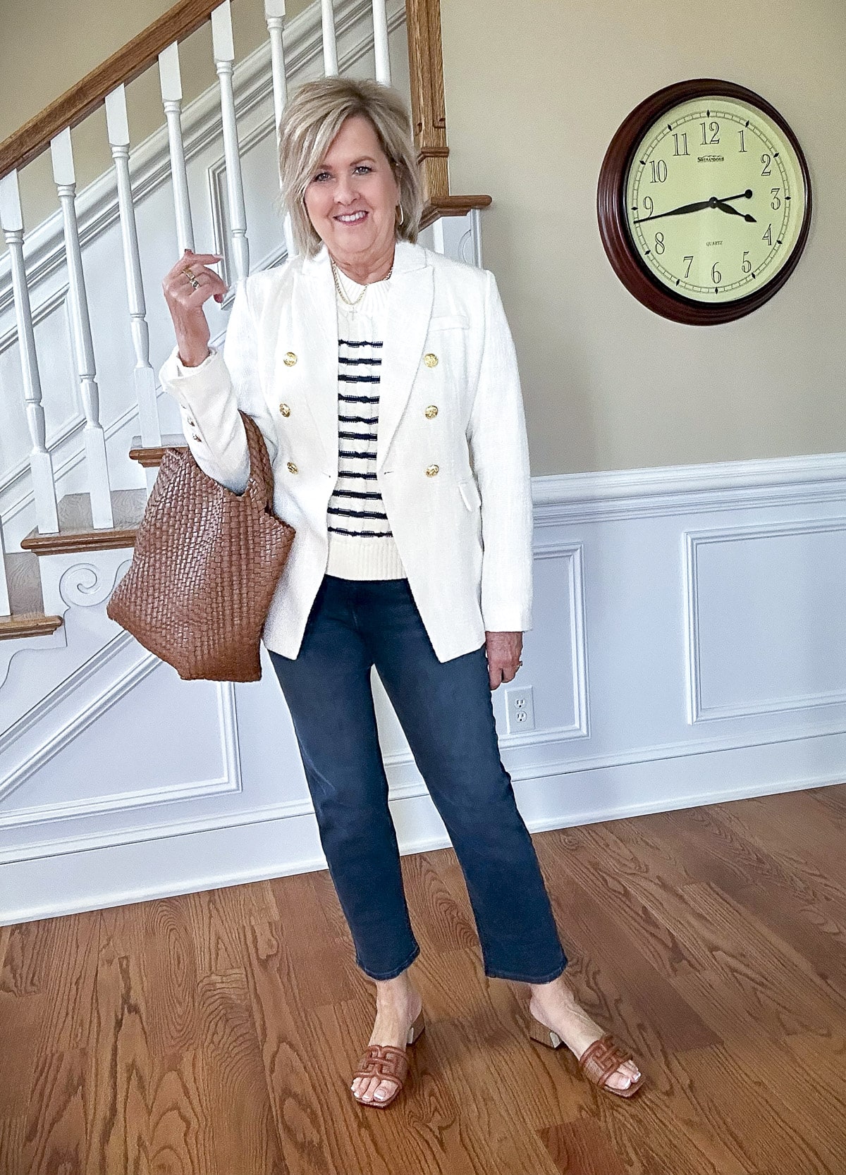 Fashion Blogger, Tania Stephens is showing a Casual Spring Outfit with jeans and a blazer 1