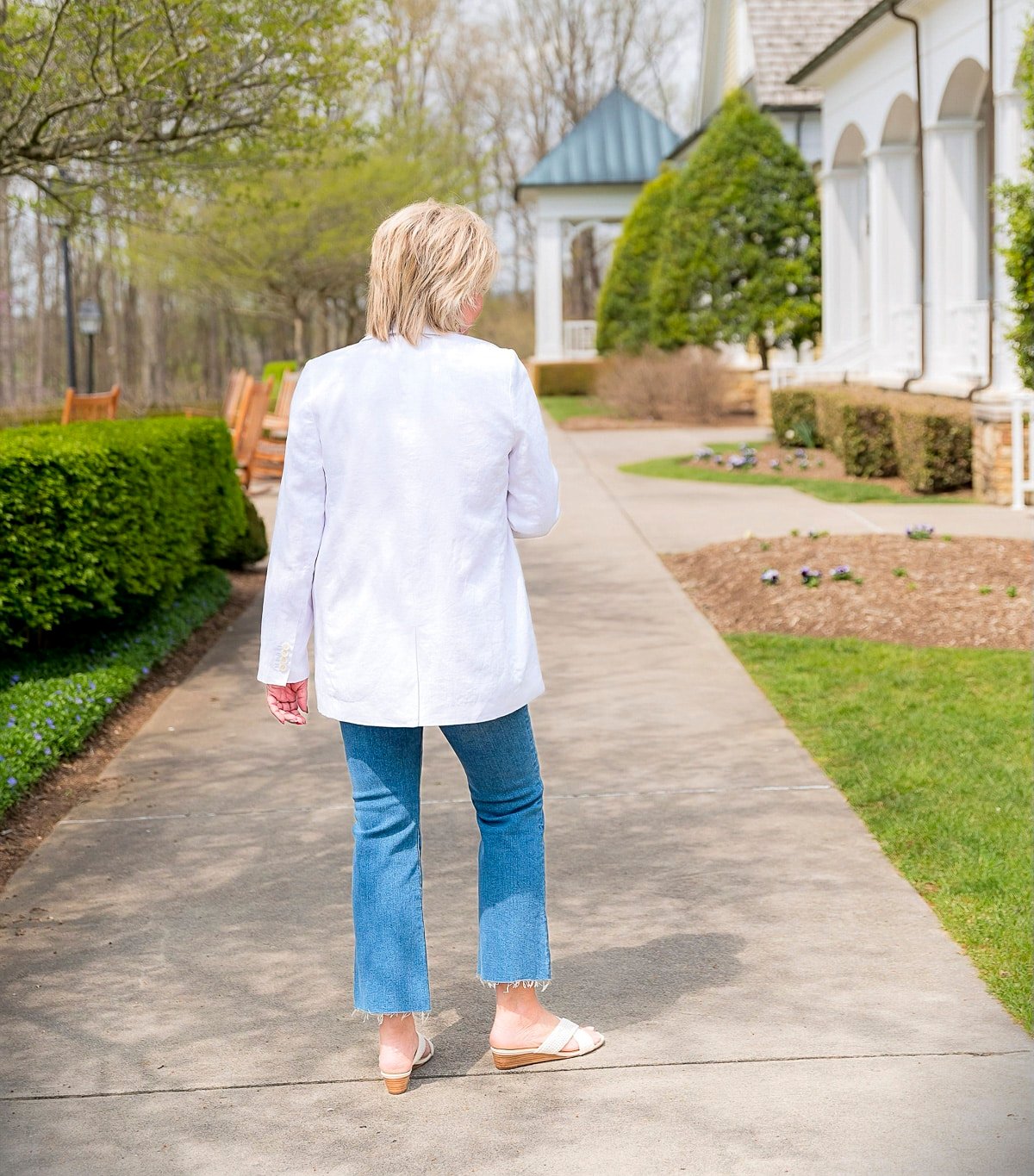 Fashion blogger, Tania Stephens is showing ways to wear a white blazer for summer4
