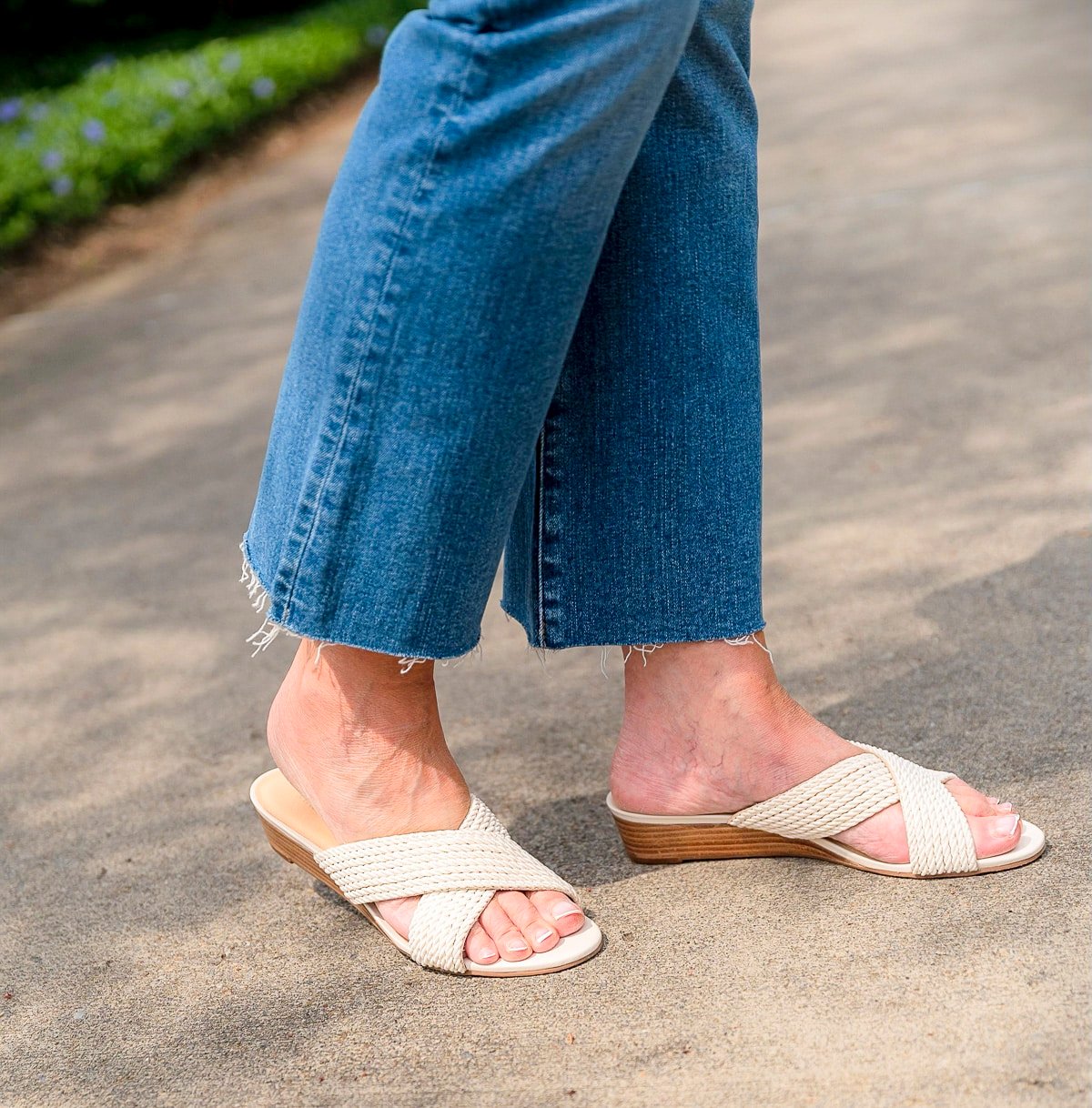 Fashion blogger, Tania Stephens is showing ways to wear a white blazer for summer5