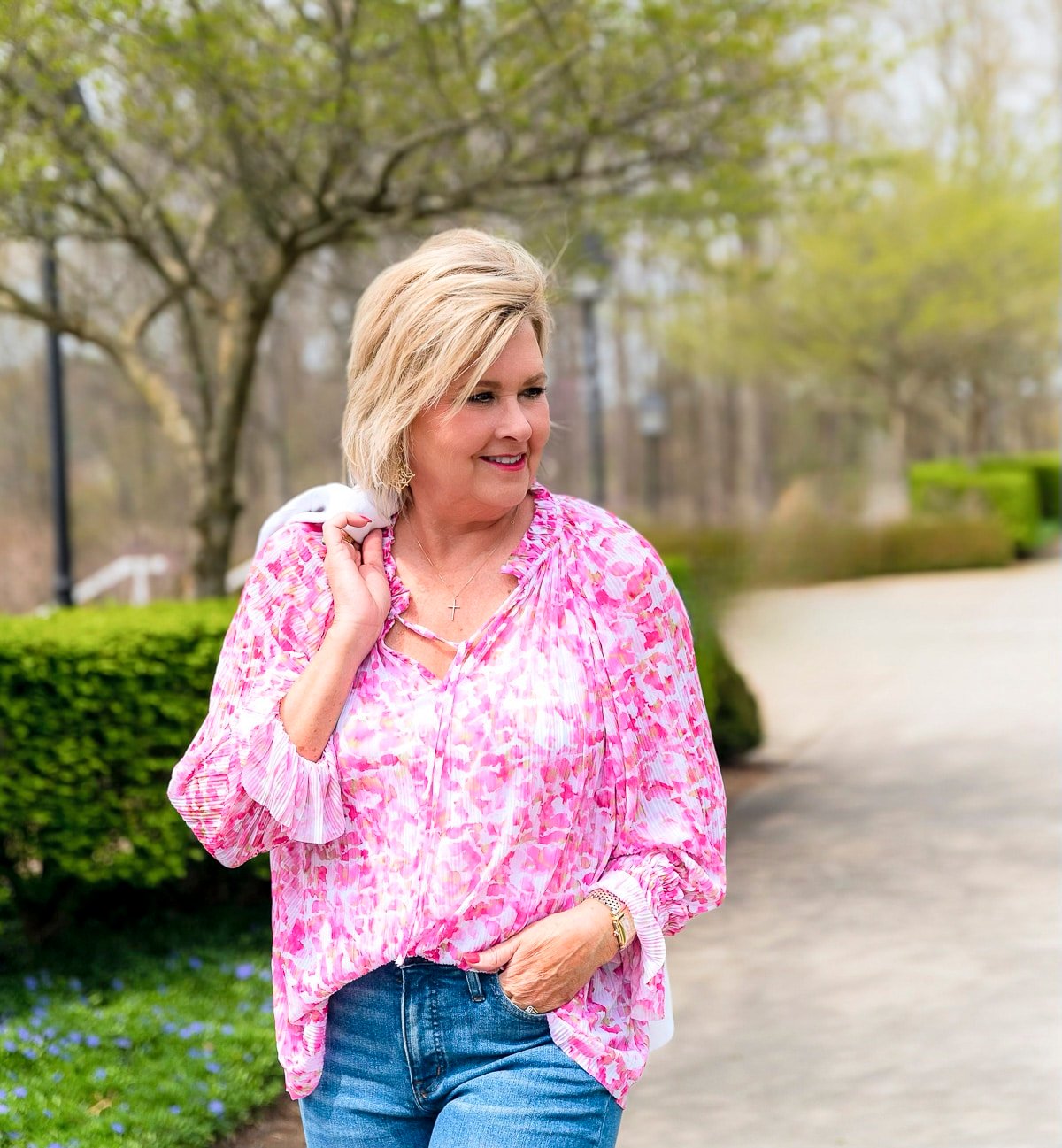 Fashion blogger, Tania Stephens is showing ways to wear a white blazer for summer7