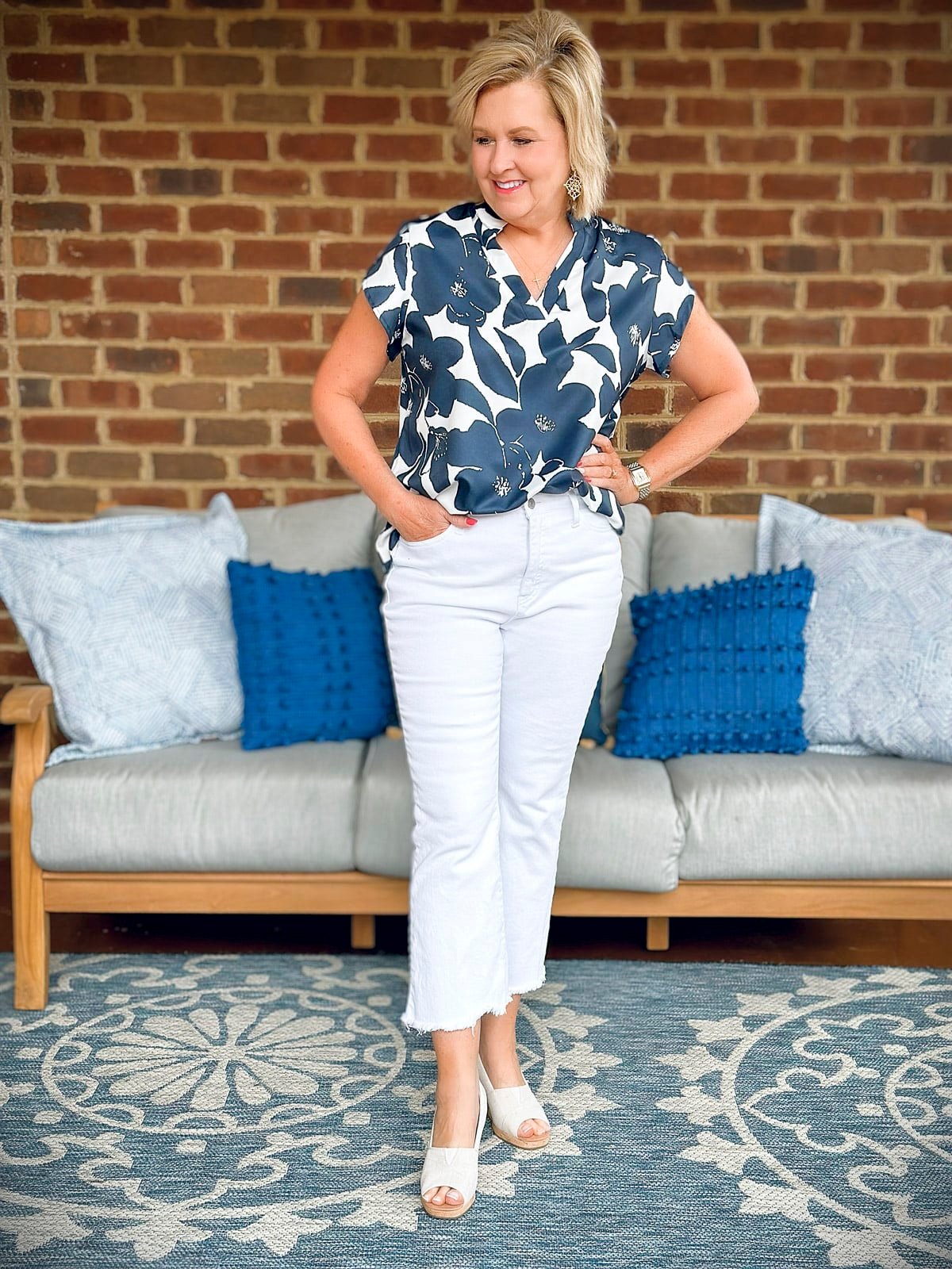 Fashion Blogger, Tania Stephens is styling Lightweight summer tops with sleeves from Amazon with a pair of white jeans 17