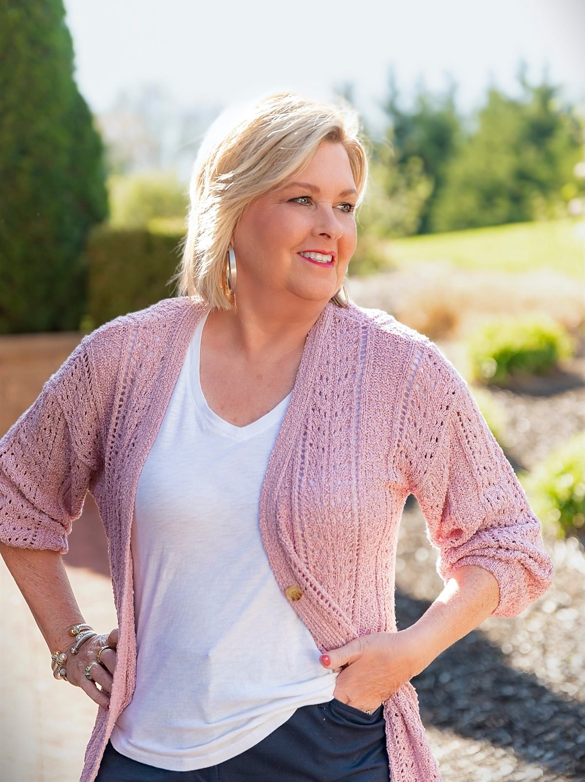 Fashion blogger, Tania Stephens is styling a lightweight sweater for summer with white jeans20