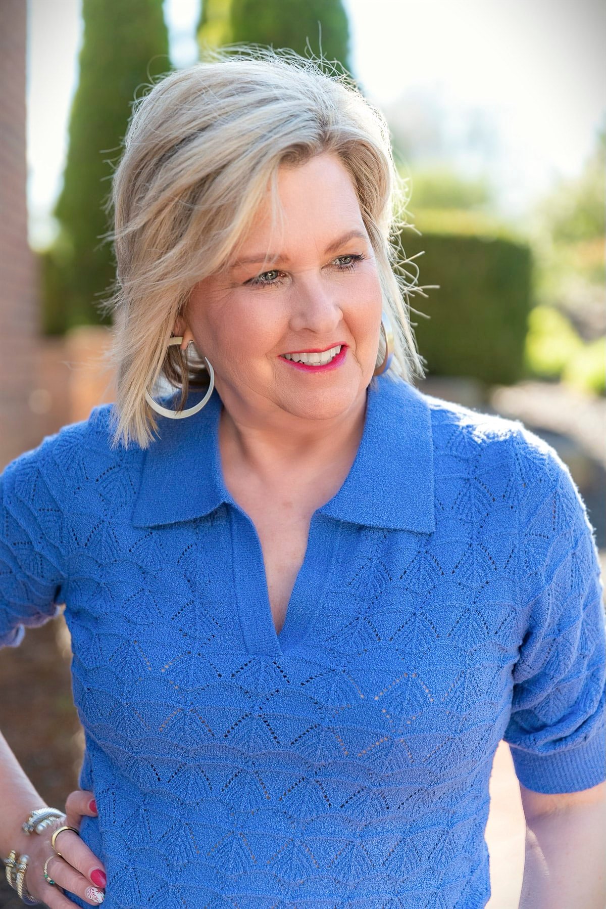 Fashion blogger, Tania Stephens is styling a blue lightweight sweater for summer with white jeans30