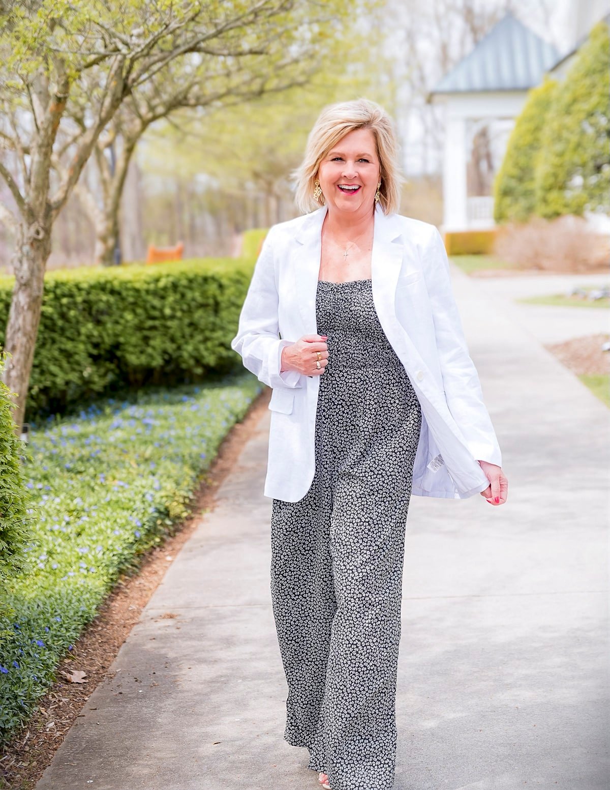 Fashion blogger, Tania Stephens is showing ways to wear a white blazer for summer4