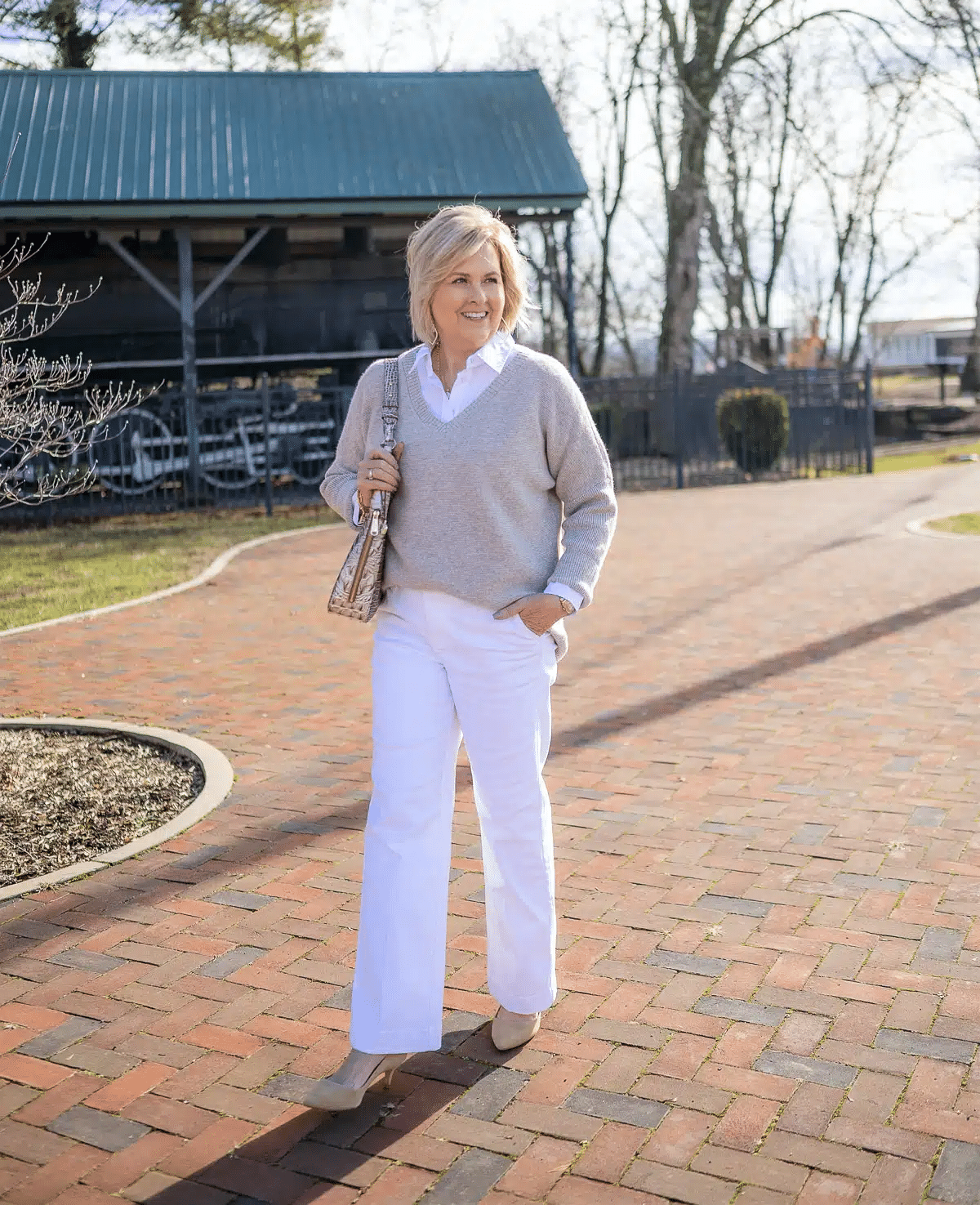 Tania Stephens is showing how to style white jeans with a beige cashmere sweater