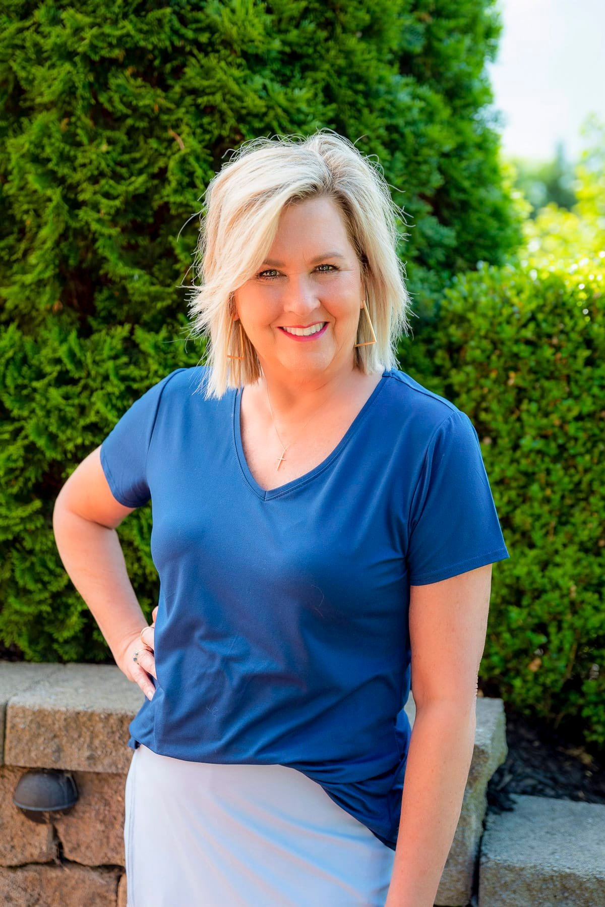Over 50 Fashion Blogger, Tania Stephens is styling a blue v-neck tee