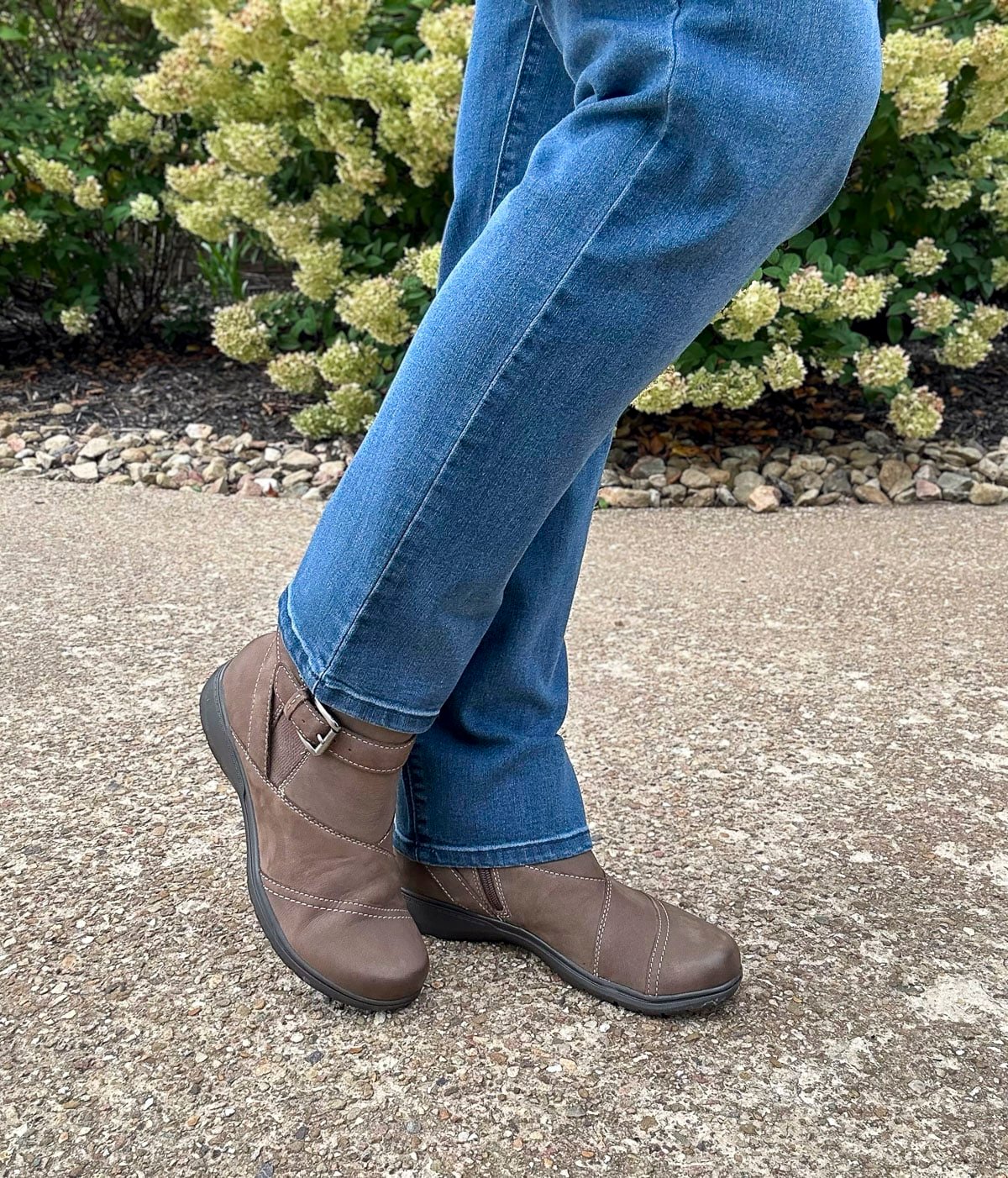 Over 50 Fashion Blogger, Tania Stephens, is wearing a sweater with jeans and a pair of Clarks shoes from DSW7