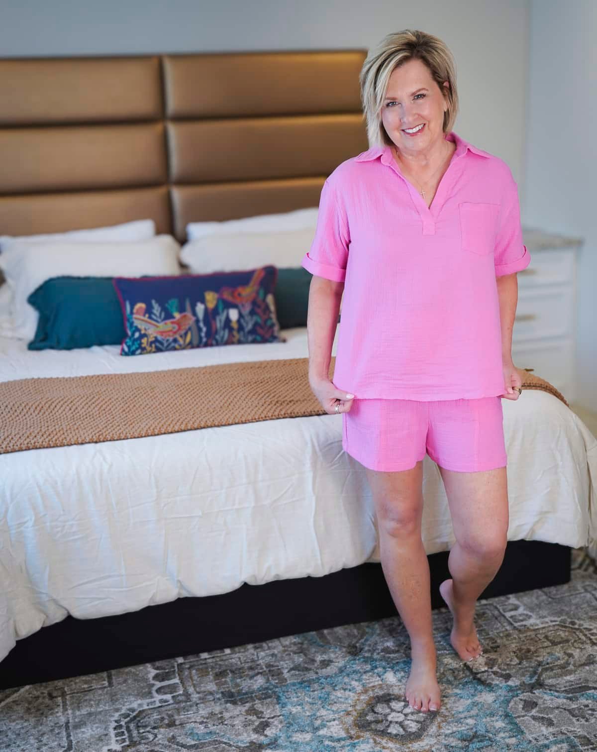 Over 50 fashion blogger, Tania Stephens is doing a small Amazon try on haul and more pink short set12