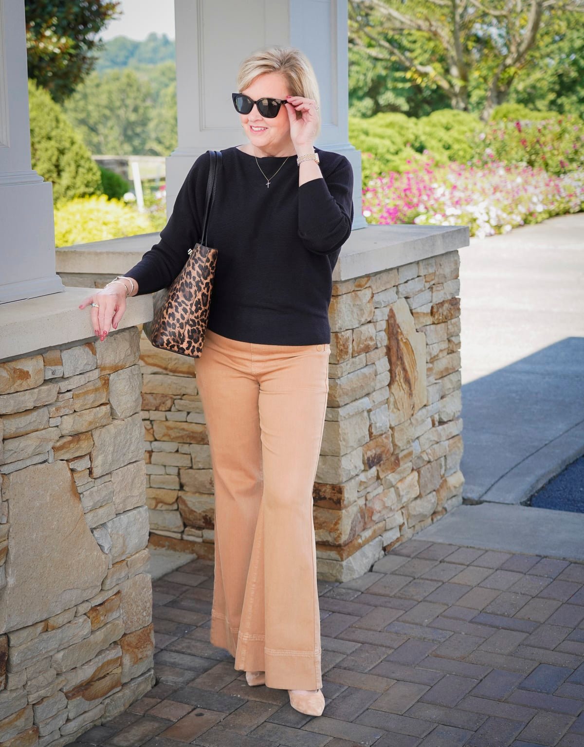 Tania Stephens is wearing black and brown together for a chic fall look