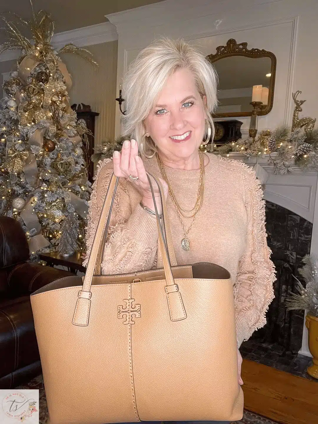 Tania Stephens is carrying a Tory Burch McGraw tote handbag