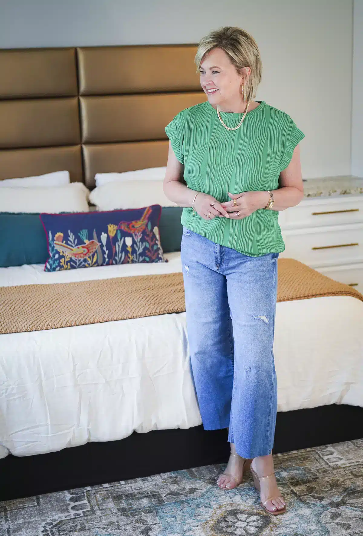 HOW TO FIND THE BEST FASHION FINDS ON AMAZON - Green top and jeans