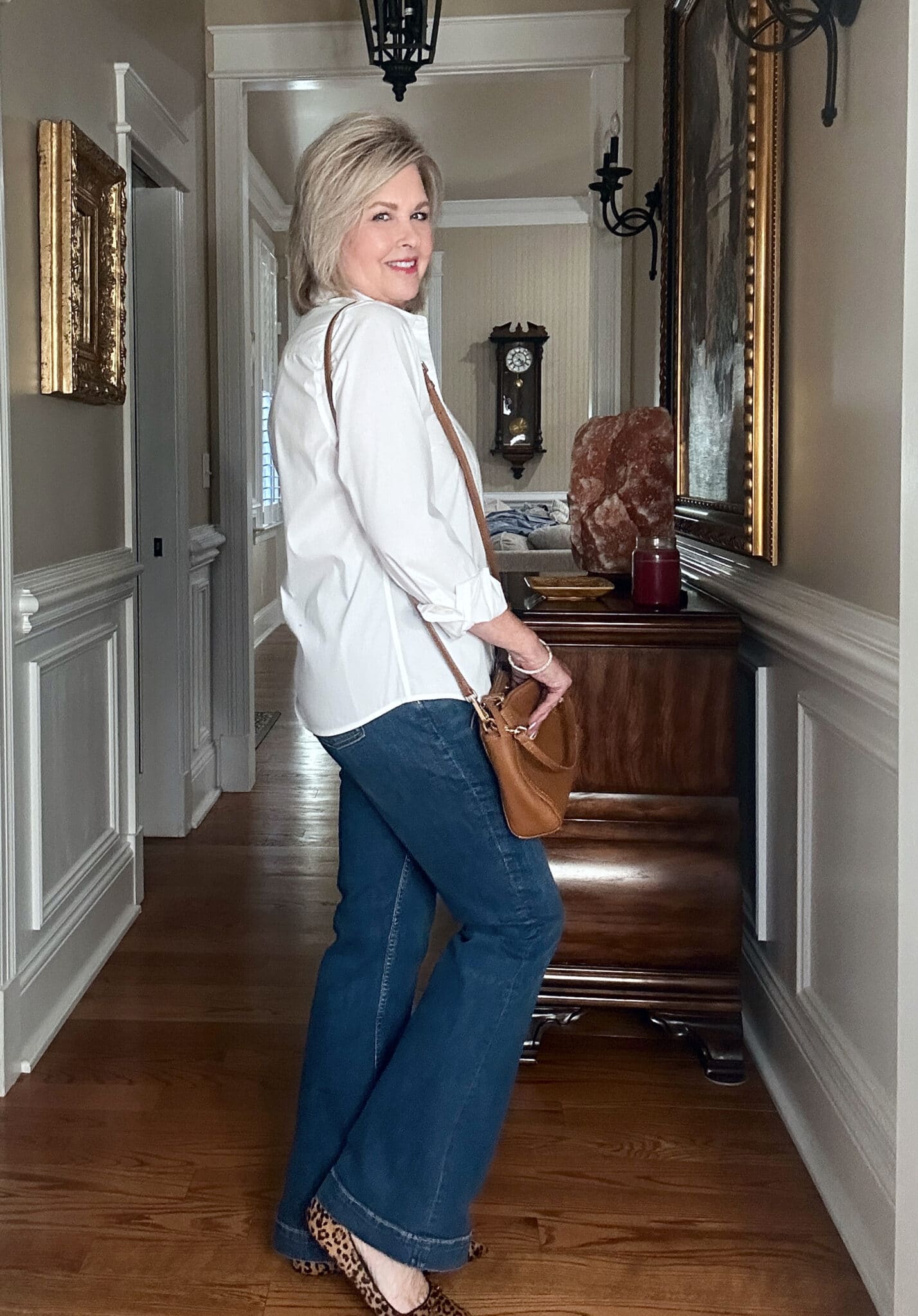 Over 50 blogger, Tania Stephens is showing what she wore this week - a whiteUNTUCKit button up, jeans, and leopard flats