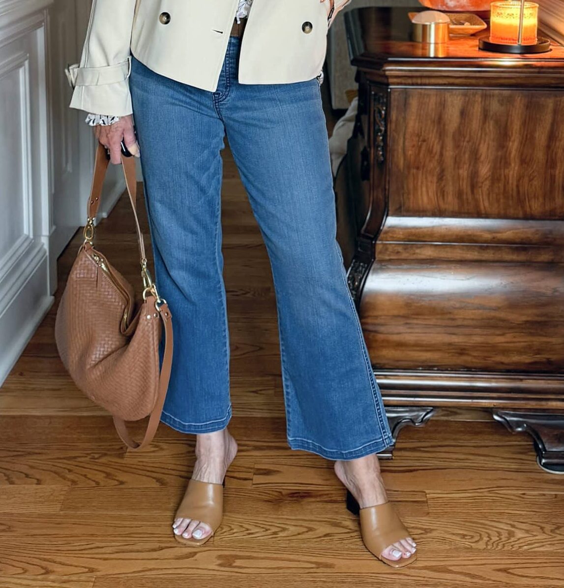woman wearing cropped jeans for spring