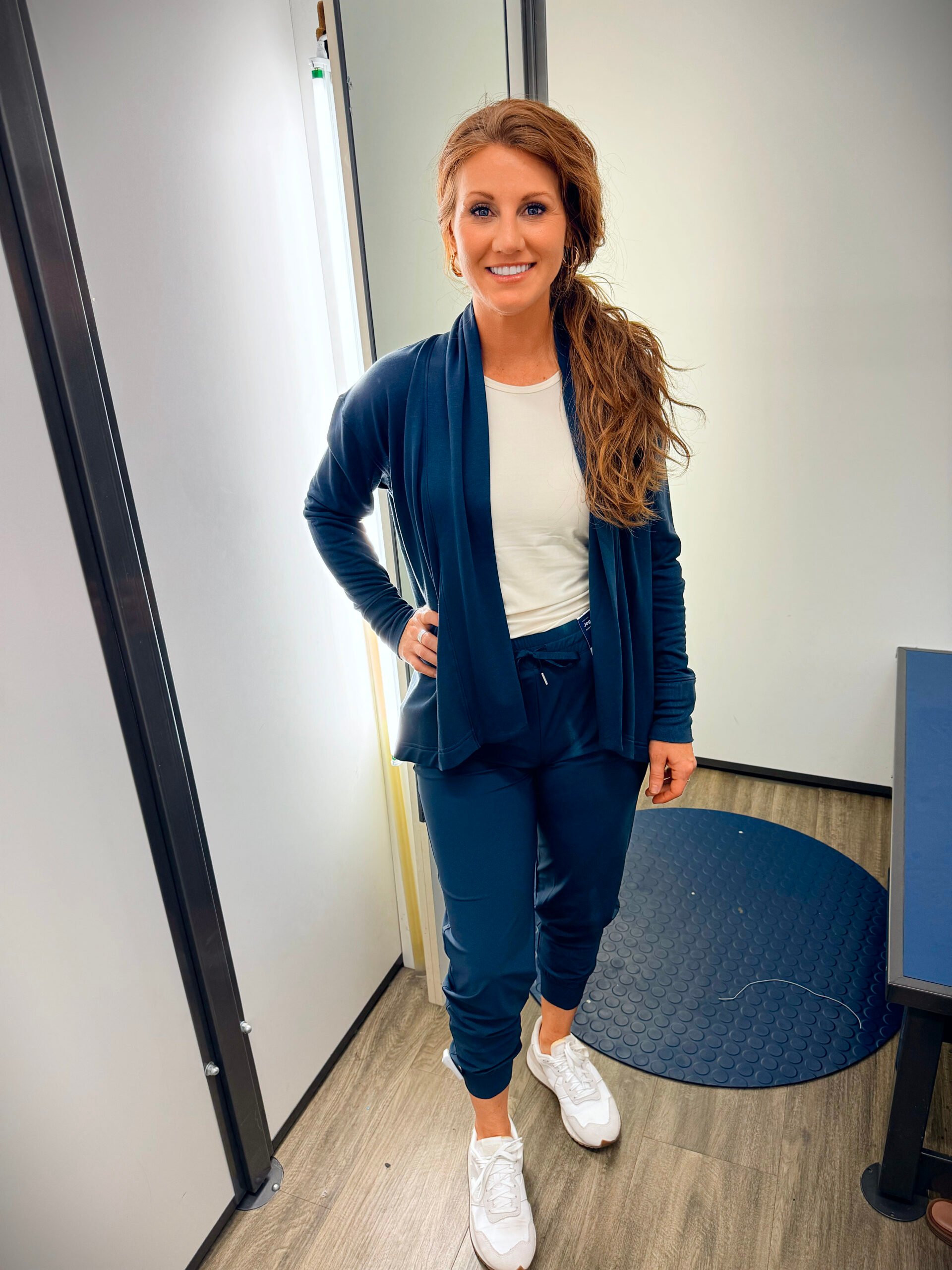 Stephanie wearing a open front wrap and joggers  from Old Navy