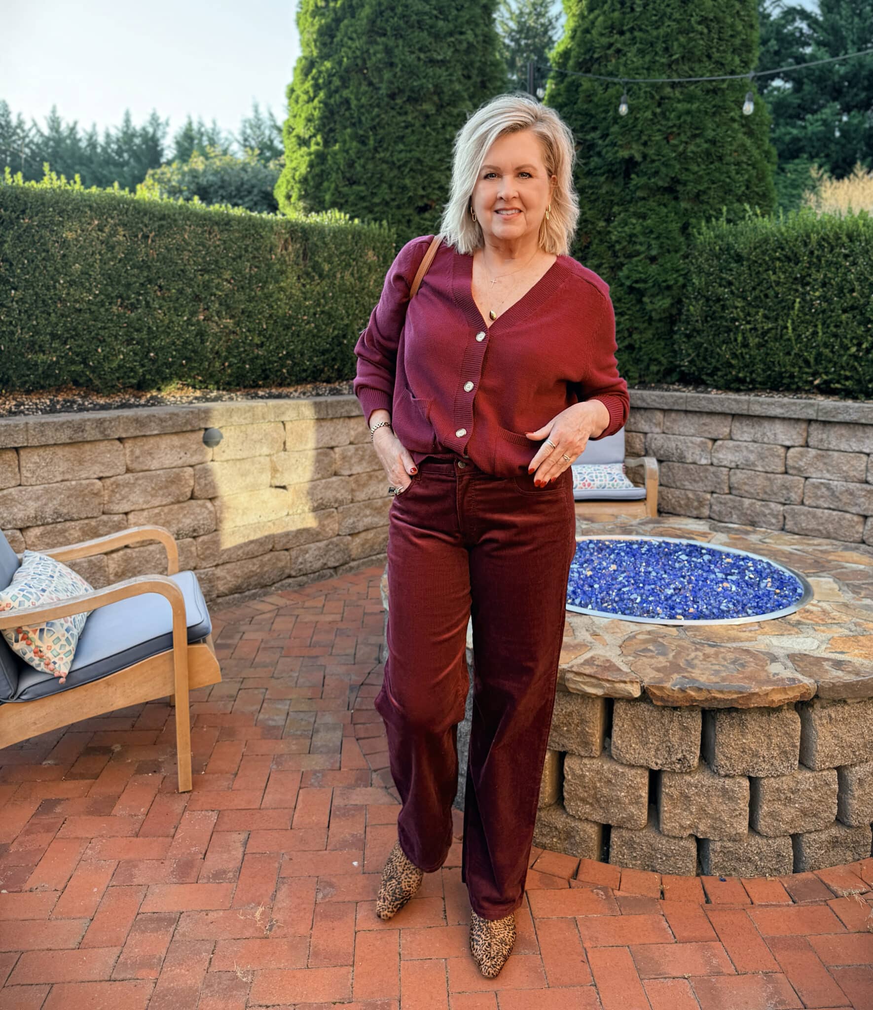 HOW TO CREATE A MONOCHROMATIC ONE COLOR BURGUNDY OUTFIT FOR FALL 2025