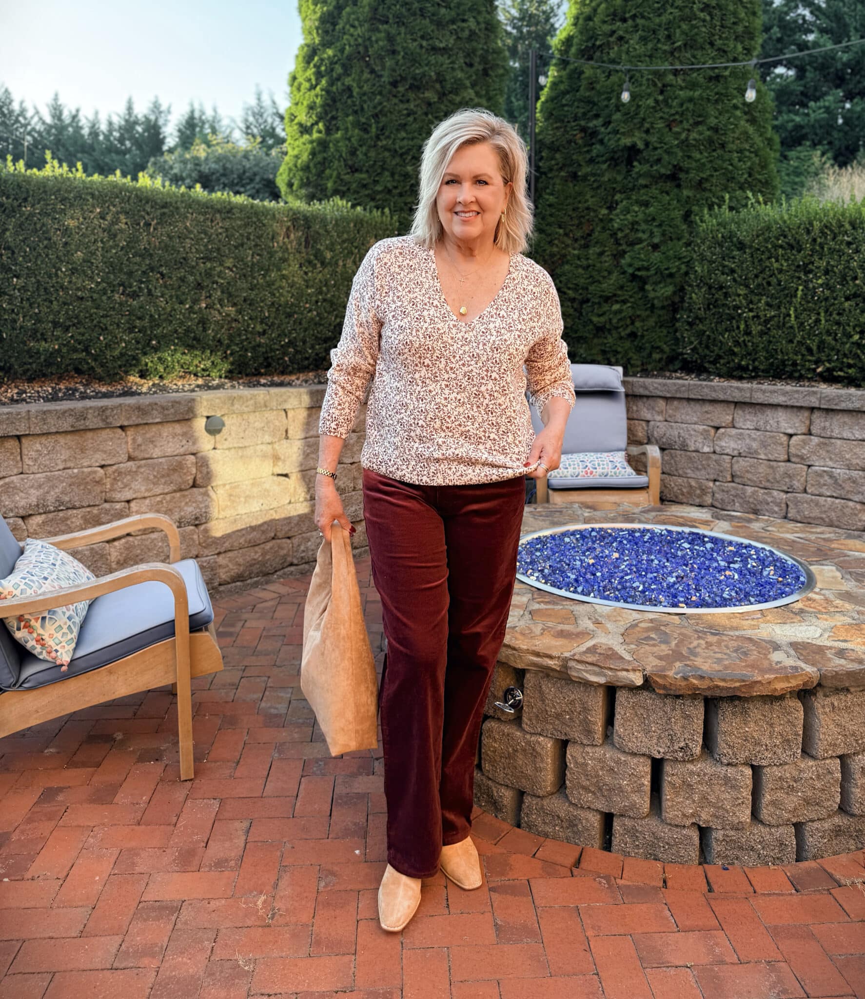 TANIA STEPHENS FASHION BLOGGER STYLING A BURGUNDY OUTFIT FOR FALL 2025