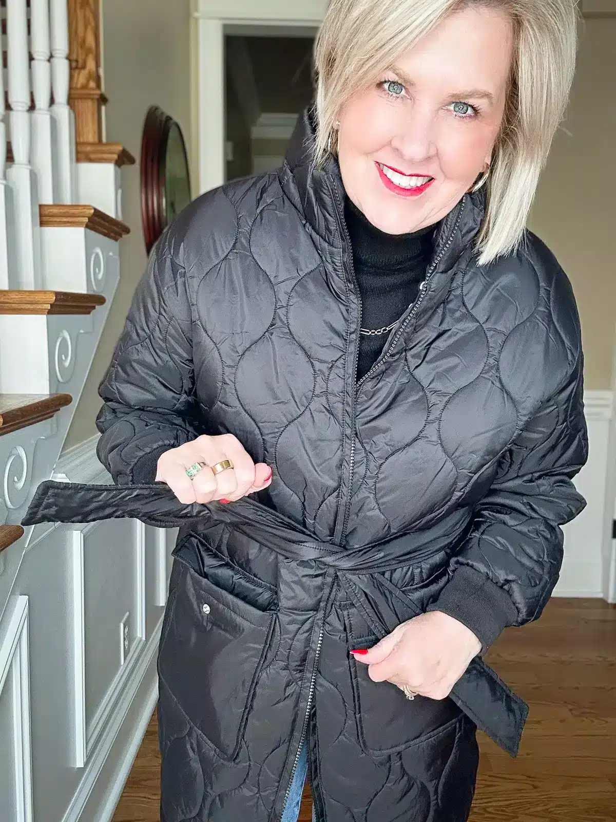 WOMAN WEARING A QUILTED JACKET WITH A BELT FOR WINTER