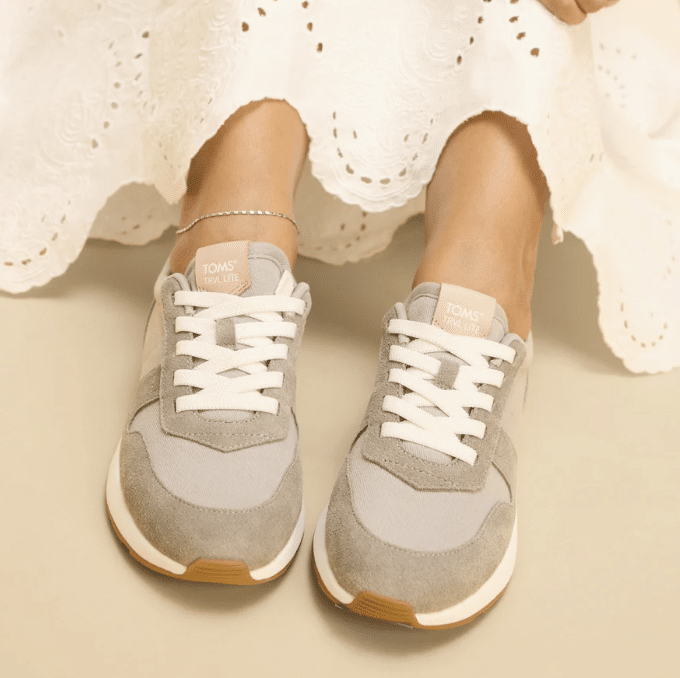 Lightweight retro runner sneakers for everyday wear